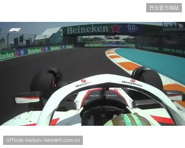 F1车手惊险超车成赛季高光瞬间